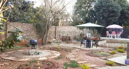 XYZ Guest House-Executive Study