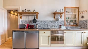 Frigorífico, microondas, horno y placa de cocina