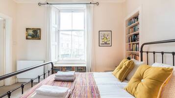 5 slaapkamers, een strijkplank/strijkijzer, wifi, beddengoed