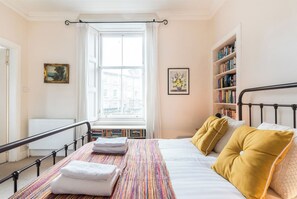 5 habitaciones, tabla de planchar con plancha, wifi y ropa de cama 