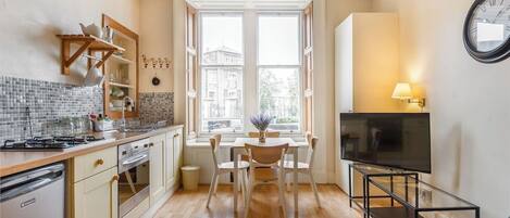 ثلاجة، ميكروويف، فرن، موقد طهي مسطح