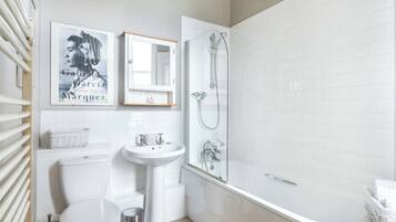 Een douche, gratis toiletartikelen, een haardroger, handdoeken