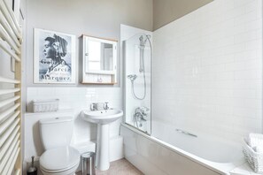 Regadera, amenidades de baño gratuitas, secadora de cabello, toallas 