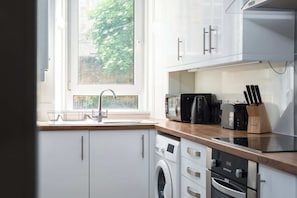 Fridge, microwave, oven, stovetop - City Centre ,5*Ground Floor, near grass market (Edinburgh)