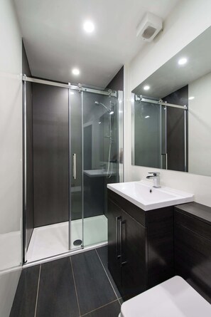 Dusj, hårføner og håndklær