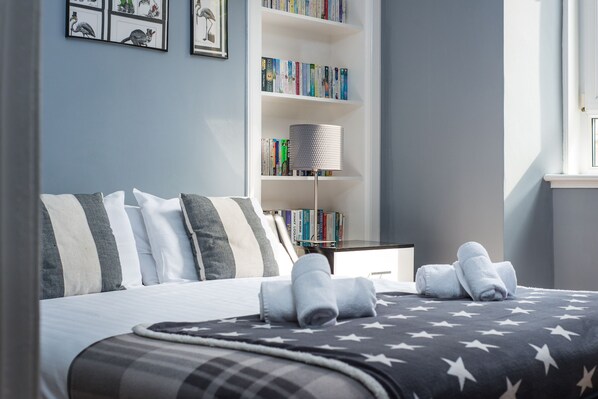 1 habitación, tabla de planchar con plancha, cuna de viaje y wifi 