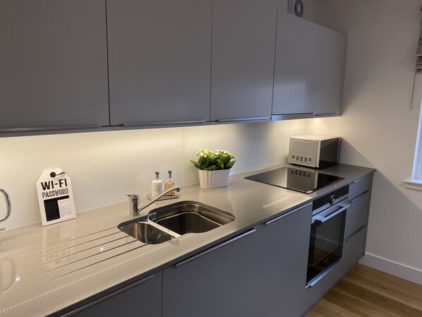 冷蔵庫、電子レンジ、オーブン、コンロ