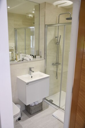 ヘアドライヤー、タオル、石鹸、シャンプー