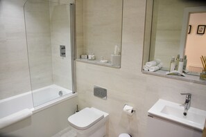 Hair dryer, towels, soap, shampoo - Luxury flat (St Andrews)