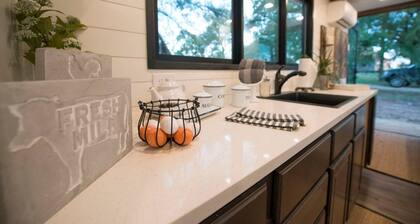 Tiny Container Farmhouse: 12 Min to Magnolia/Baylor