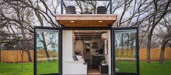 Tiny Container Farmhouse: 12 Min to Magnolia/Baylor