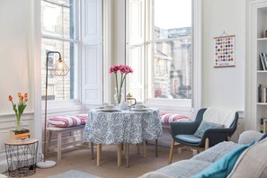 TV, offices - Charming, Central & Spacious Georgian 3 bed APT (Edinburgh)