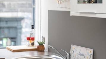 Frigorífico, microondas, horno y placa de cocina