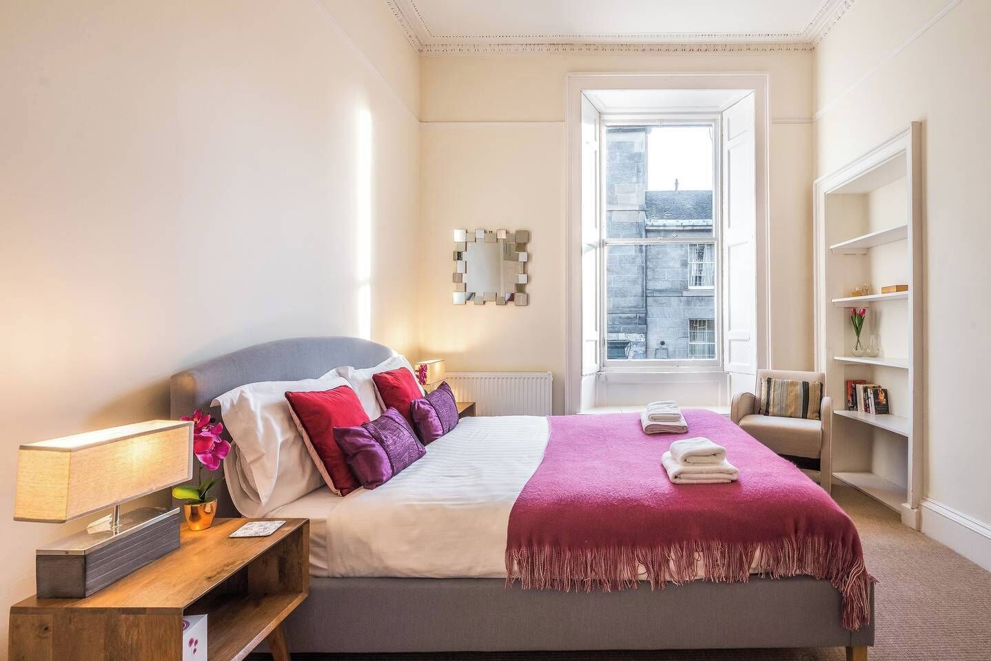 15 habitaciones, tabla de planchar con plancha, cuna de viaje y wifi 