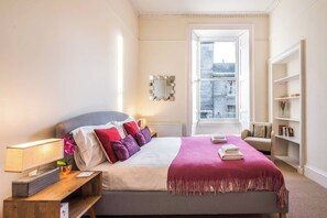 15 bedrooms, iron/ironing board, travel crib, WiFi - Charming, Central & Spacious Georgian 3 bed APT (Edinburgh)