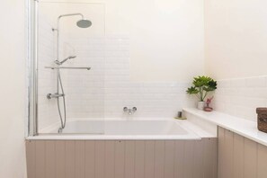 Shower, hair dryer, towels - Charming, Central & Spacious Georgian 3 bed APT (Edinburgh)