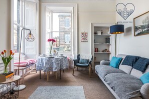 TV, offices - Charming, Central & Spacious Georgian 3 bed APT (Edinburgh)