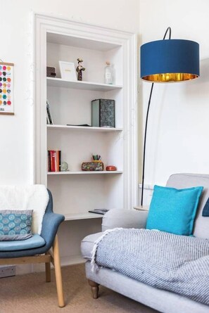 TV, offices - Charming, Central & Spacious Georgian 3 bed APT (Edinburgh)