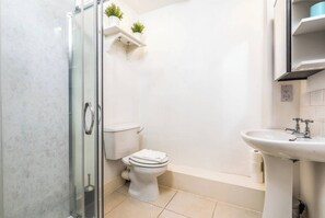 Shower, hair dryer, towels - Charming, Central & Spacious Georgian 3 bed APT (Edinburgh)