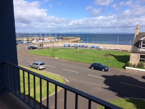 Property grounds - Modern apt, amazing Harbour views, wifi & Parking (East Lothian)