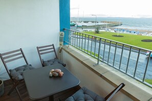 Outdoor dining - Modern apt, amazing Harbour views, wifi & Parking (East Lothian)