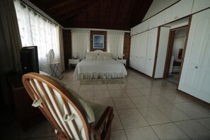 4 chambres, coffre-fort, bureau, fer et planche à repasser