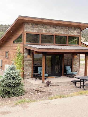 Newly Built Shady Creek Tiny Home @ Tiny Timbers Resort!