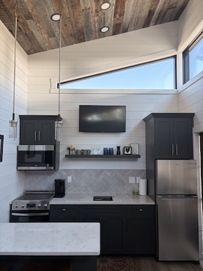 Coffee/tea maker, fridge, microwave, oven