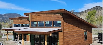 Newly Built Shady Creek Tiny Home @ Tiny Timbers Resort!