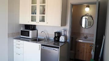 Køleskab, mikrobølgeovn, kaffe-/temaskine, elkedel