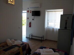 1 habitación, tabla de planchar con plancha, wifi y ropa de cama