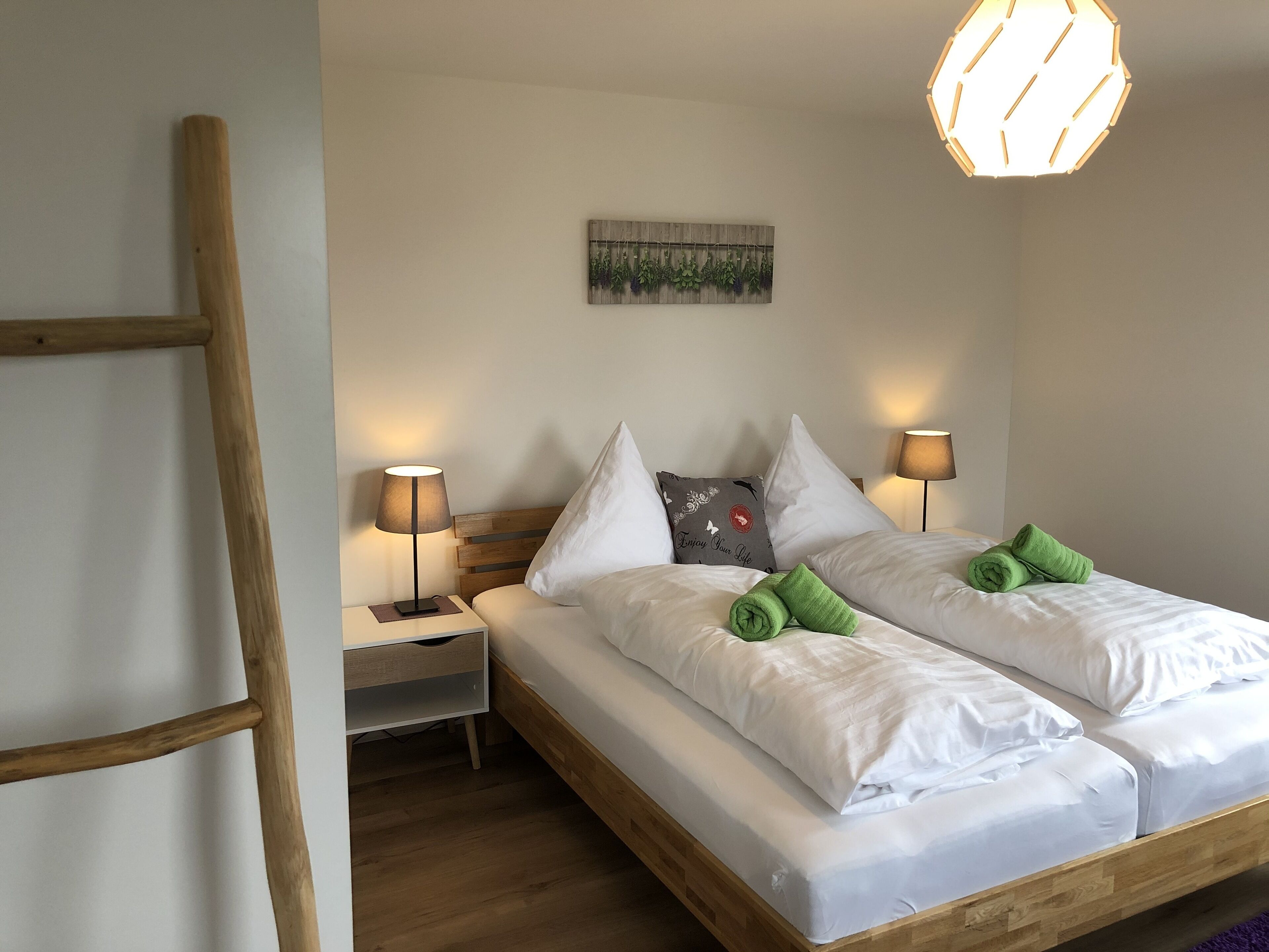 3 chambres, coffres-forts dans les chambres, fer et planche à repasser