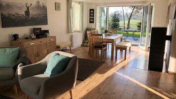 Smart-TV, Kamin, Musikbibliothek