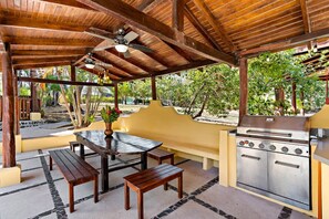 Outdoor dining - Casa Salita~ Charming Cottage near Tamarindo! (Tamarindo)