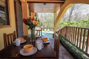 Outdoor dining - Casa Salita~ Charming Cottage near Tamarindo! (Tamarindo)