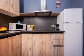 Køleskab, mikrobølgeovn, kogeplade, kaffe-/temaskine
