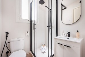 Ducha, secador de pelo y toallas