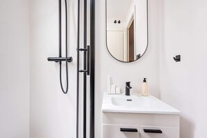 Douche, séchoir à cheveux, serviettes fournies