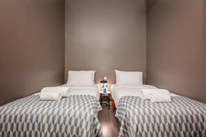 3 chambres, bureau, fer et planche à repasser, accès au Wi-Fi (inclus)