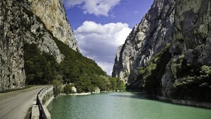 A narrow road flanked by steep cliffs and a calm river. - Apartment "La casa dei nonni" (Acqualagna)