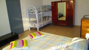 A room with bunk beds, a wardrobe, and a mirror. - Apartment "La casa dei nonni" (Acqualagna)
