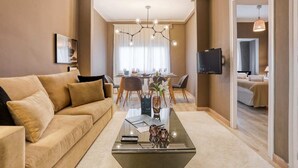 Un salon moderne avec un canapé, une table basse et un coin repas.