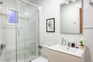 Hair dryer, towels - Sweett | Rocafort 601 (Barcelona)