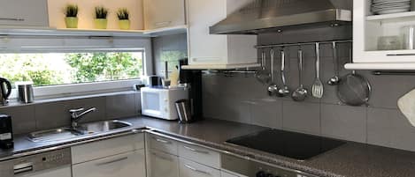 Frigorifero, microonde, forno, piano cottura