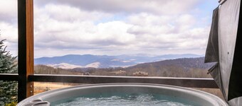 Peregrine's Perch- amazing views, hot tub, outdoor fireplace, Eagles Nest amenities
