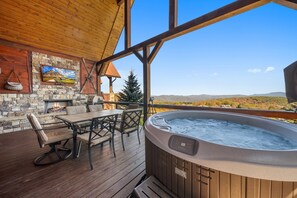 Outdoor dining - Peregrine's Perch- amazing views, hot tub, outdoor fireplace, Eagles Nest amenities (Banner Elk)