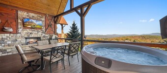 Peregrine's Perch- amazing views, hot tub, outdoor fireplace, Eagles Nest amenities