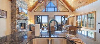 Peregrine's Perch- amazing views, hot tub, outdoor fireplace, Eagles Nest amenities