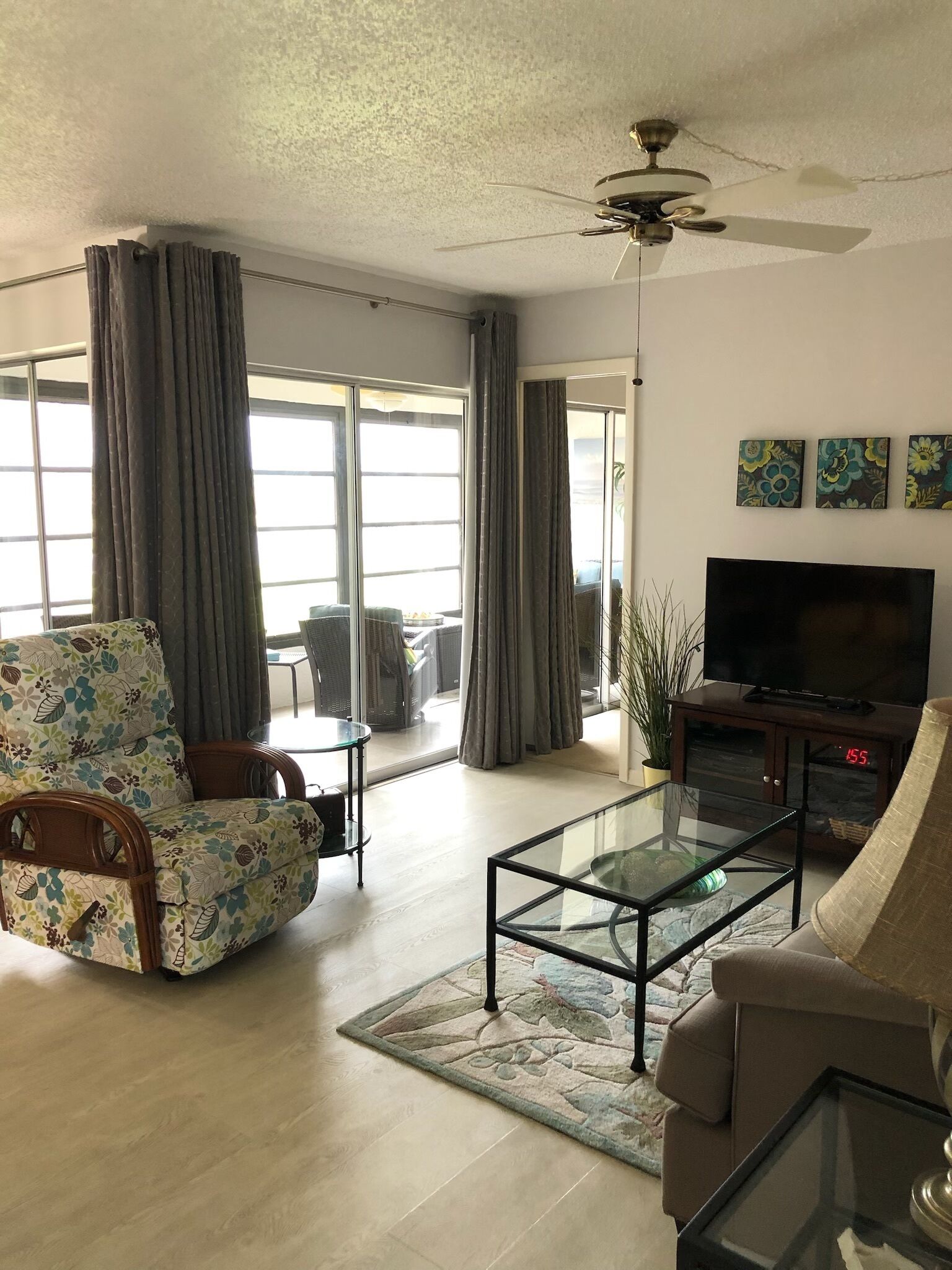 Comfy condo! 2 br/2ba, w/pool, W/D, own parking, pets welcome. NEW Jan discount!