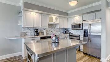 Kylskåp, mikrovågsugn, ugn och spishäll